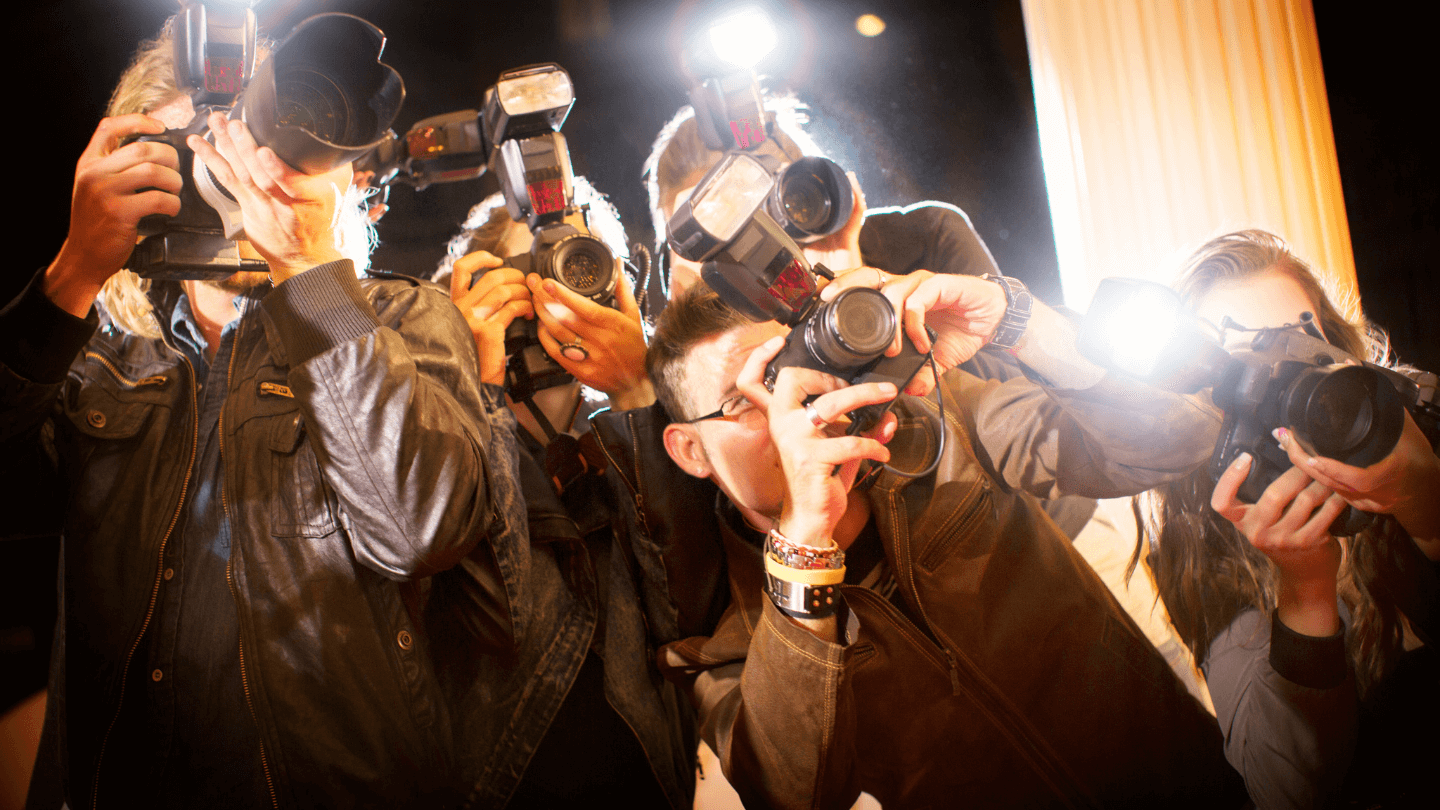 Fotografen mit Kameras und Blitzlichtern im Einsatz – fangen den perfekten Moment ein.